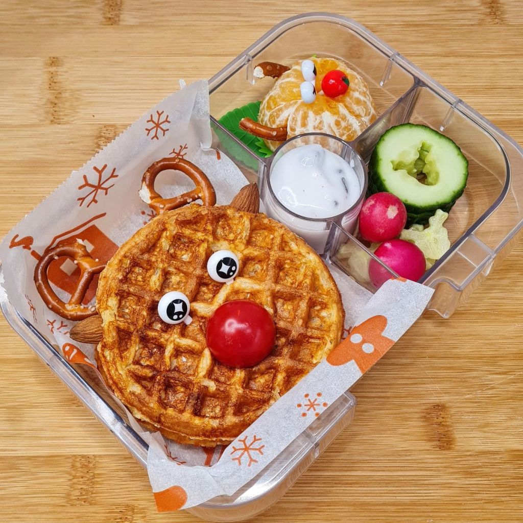 Christmas vibes in this kid's lunchbox with a Rudolph waffle-reindeer