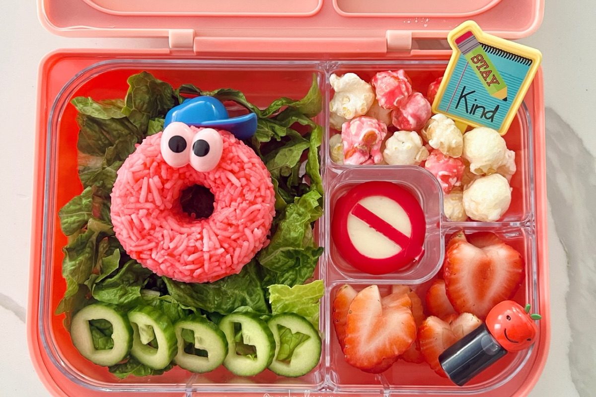 Kid’s lunchbox featuring a donut-shaped onigiri promoting kindness and anti-bullying with a fun, heartwarming lunch theme.