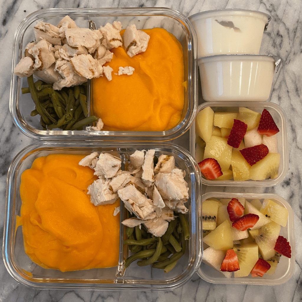 Meal prep lunchbox with diced chicken, sweet potato purée, steamed green beans, served with rice pudding and fresh fruit salad for dessert, packed for kids and teens school lunch by Teuko.