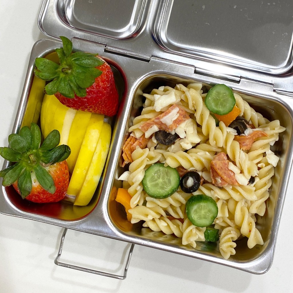 chicken salami cucumber rotini pasta salad on Teuko kids lunchbox ideas community. Bento school lunch food.