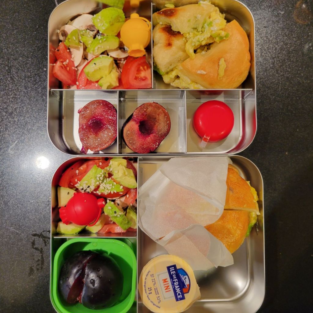 Avocado scrambled eggs bagel. Teuko Kids Lunchbox ideas bento school lunch food.