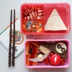 Harry Potter lunchbox idea with the sign of Deathly Hallows