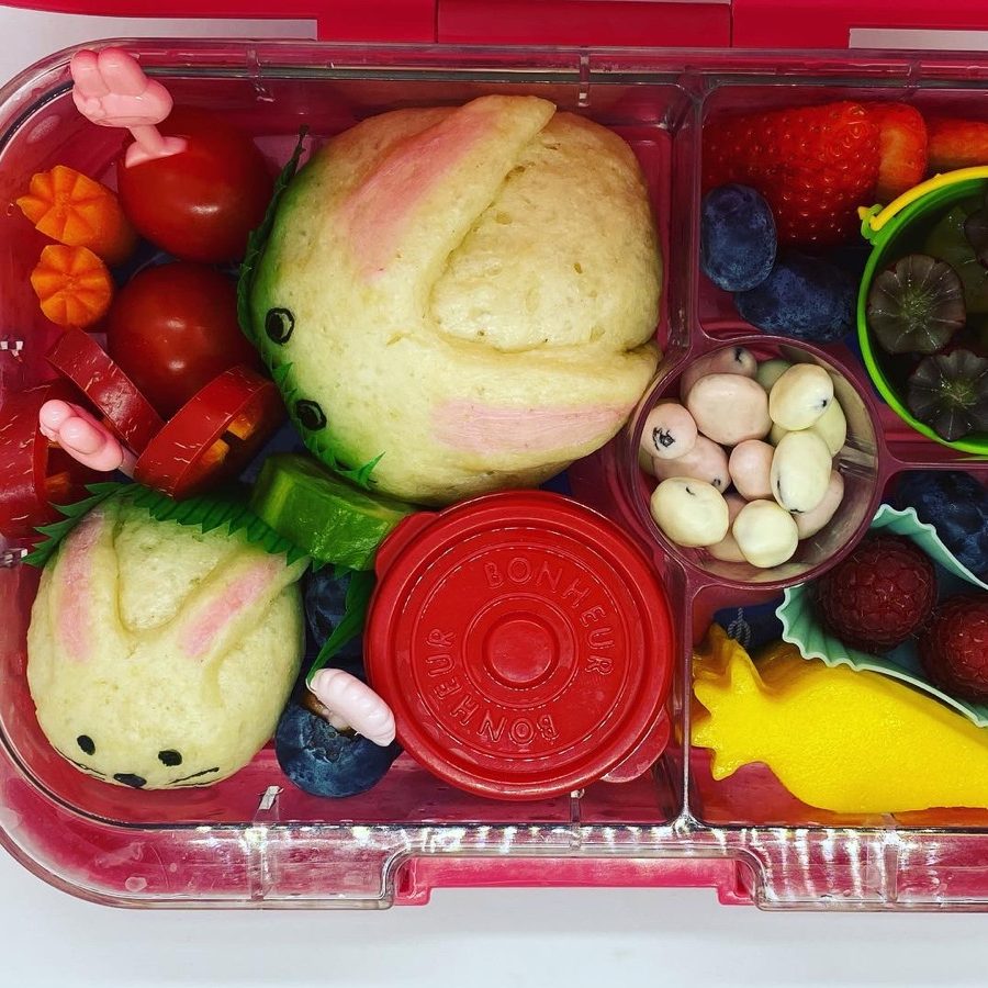 Bunny-shaped steam bun. Teuko kids lunchbox ideas bento school lunch food.