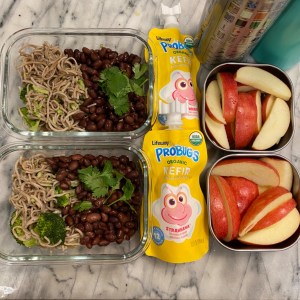 Vegetarian lunch boxes for kids shared on Teuko.com with plant-based foods including soba noodles and black beans.