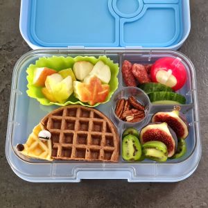 Lunchbox for kids shared on Teuko.com with whole grain waffle transformed into a cute hedgehog.