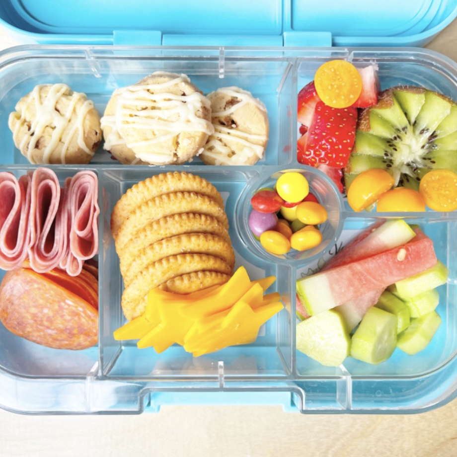 Teuko kids lunchbox ideas with fingers foods crackers and cheese by Lunchformytribe