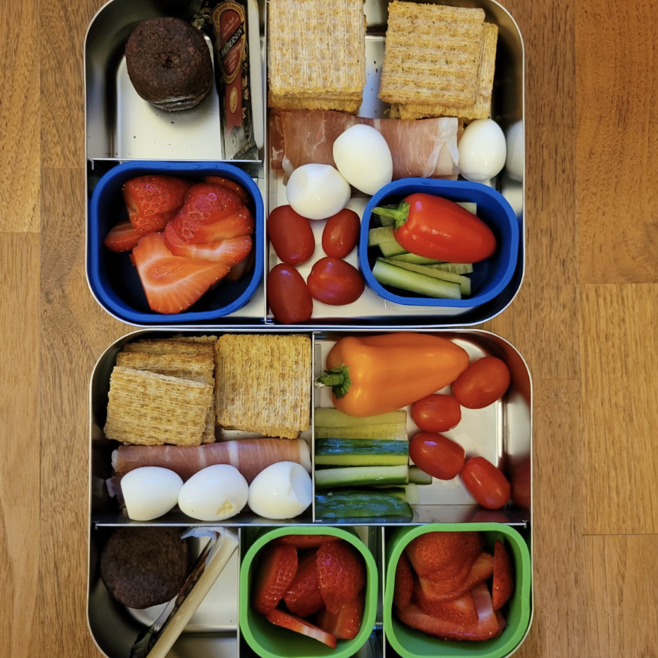 Teuko kids lunchbox ideas with fingers foods crackers and cheese by Maitremily in Vancouver