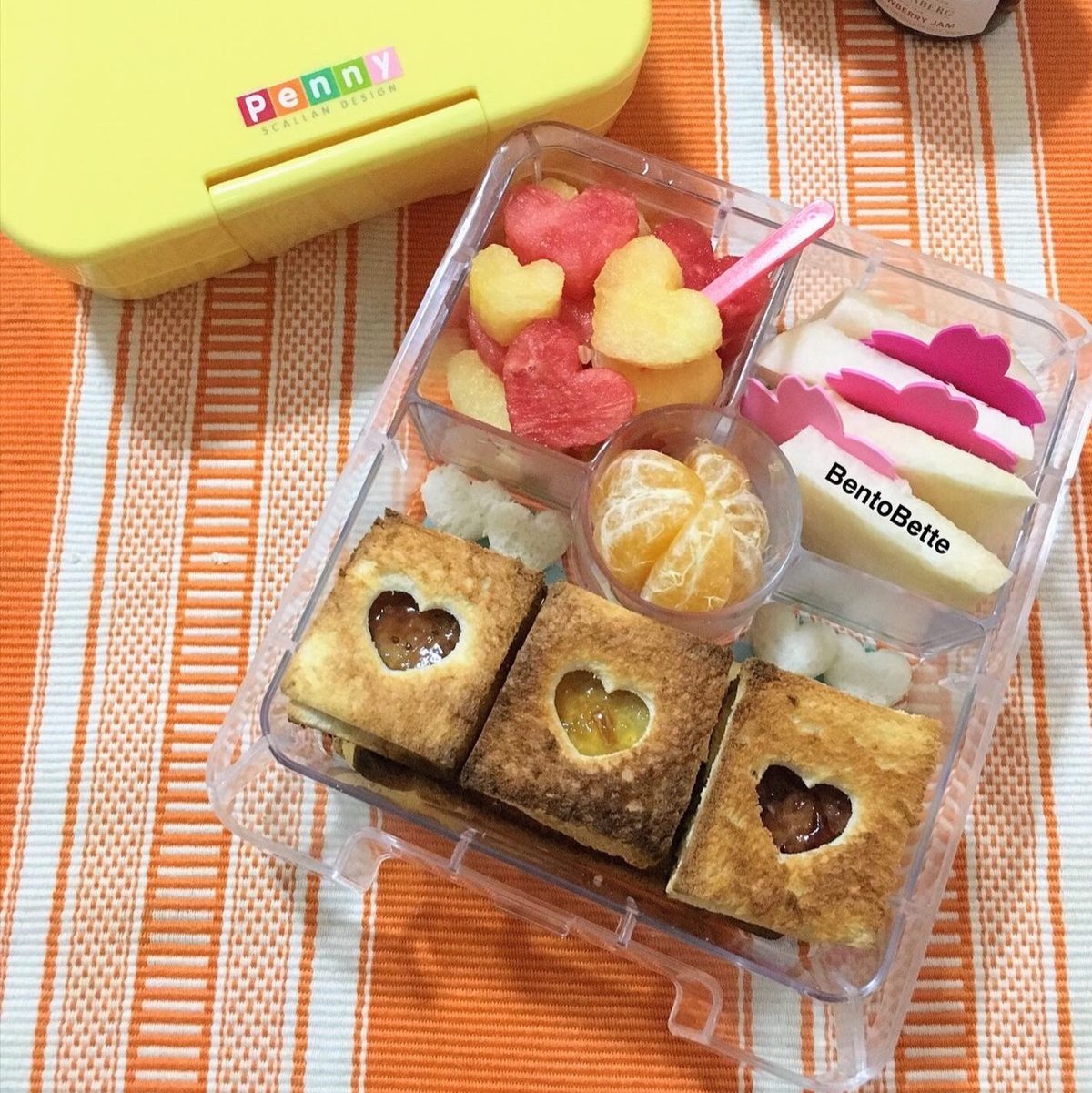 Heart-shaped bite-sized pieces of watermelon in a lunchbox for kids shared on Teuko.com