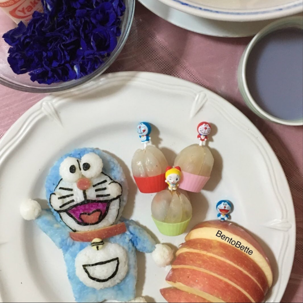 Doraemon Waving to the Weekend by @BentoBette Rice Cat Japanese Character on Teuko Kids Lunch Ideas Community