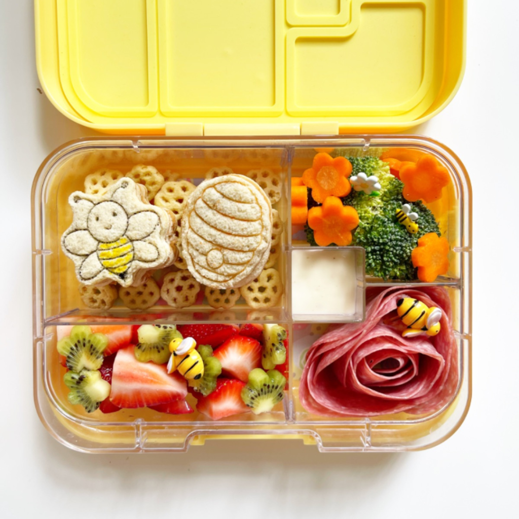 Flower shaped carrot slices teuko kids lunchbox ideas, by @Lunchformytribe via Teuko.com