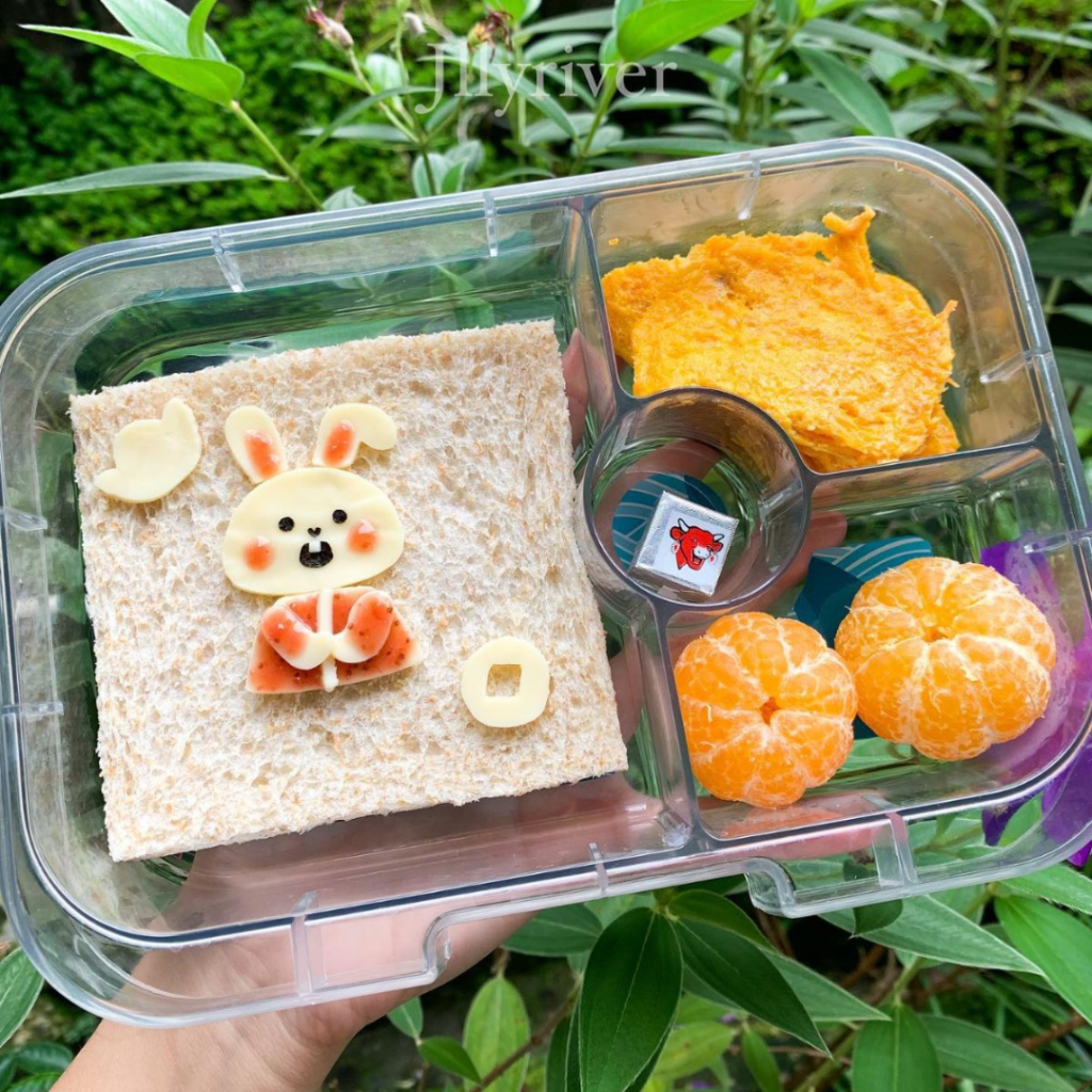 Carrot puree with bunny sandwich teuko kids luncbox ideas, by @jllyriver on Instagram