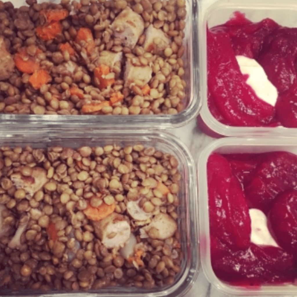 Teuko Lunchbox Community. "Petit Salé", a mix of lentils, with a few carrots and sausages, in the brownish color. And ruby red cranberry sauce.