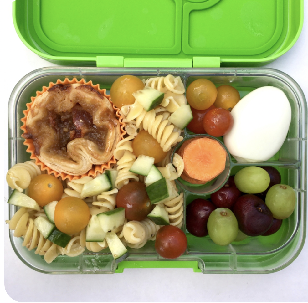 Pasta salad mix. Easy school lunch idea from by @leanrningandlovinglunch via Teuko.com