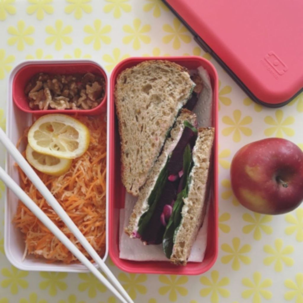 Jenna surprised us again with this simple idea to create a sandwich with cream cheese, spinach leaves, and beets! "Simple, fresh, and yummy!" she wrote... and we totally agree!