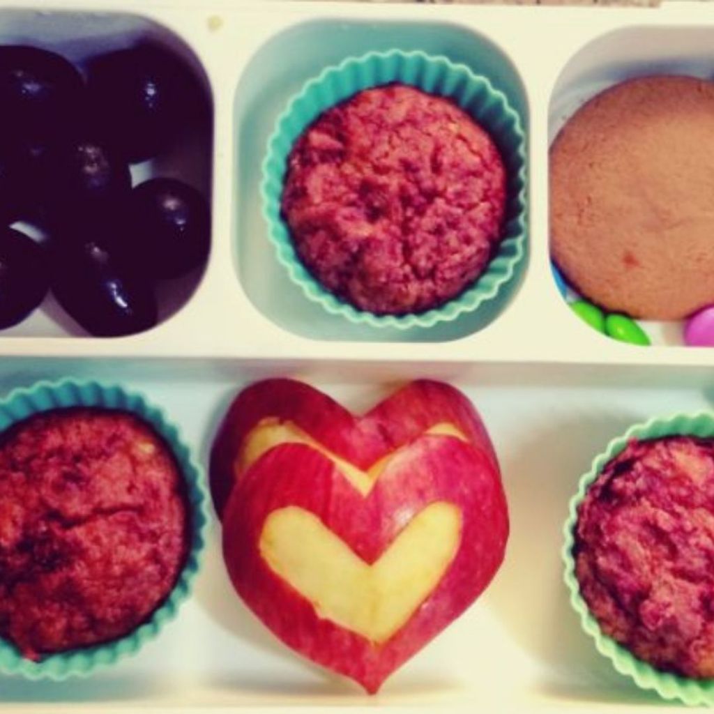 @ayaanslunchtoday surprised us with this lovely Valentine's Day lunchbox idea: she carved pieces of an apple into hearts, and she baked beautiful muffins colored with a beautiful red by incorporating beets in the dough! What a smart easy trick!
