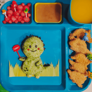 Kids bento lunchbox shared on Teuko.com the online community for moms and dads who pack lunch for the kids. A cute green dinosaur and watermelon bubbles.