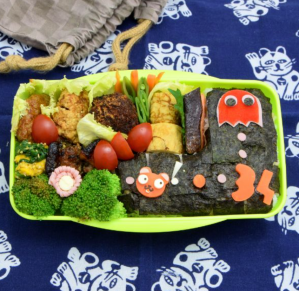 Bento lunch box for kids shared on Teuko.com the lunchbox community. Pac-man video game.