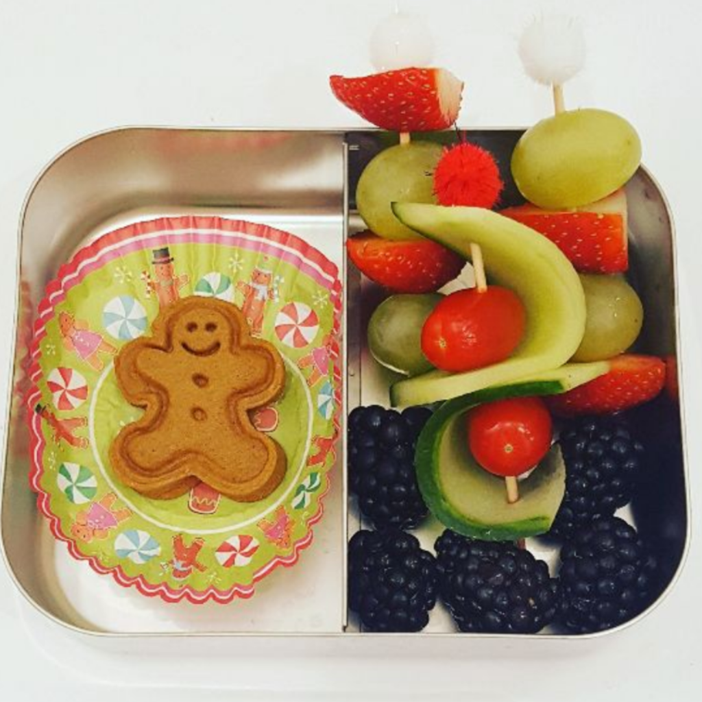 Skewer with cucumber and red cheery tomatoes in a kids snack box. Teuko lunchbox community.