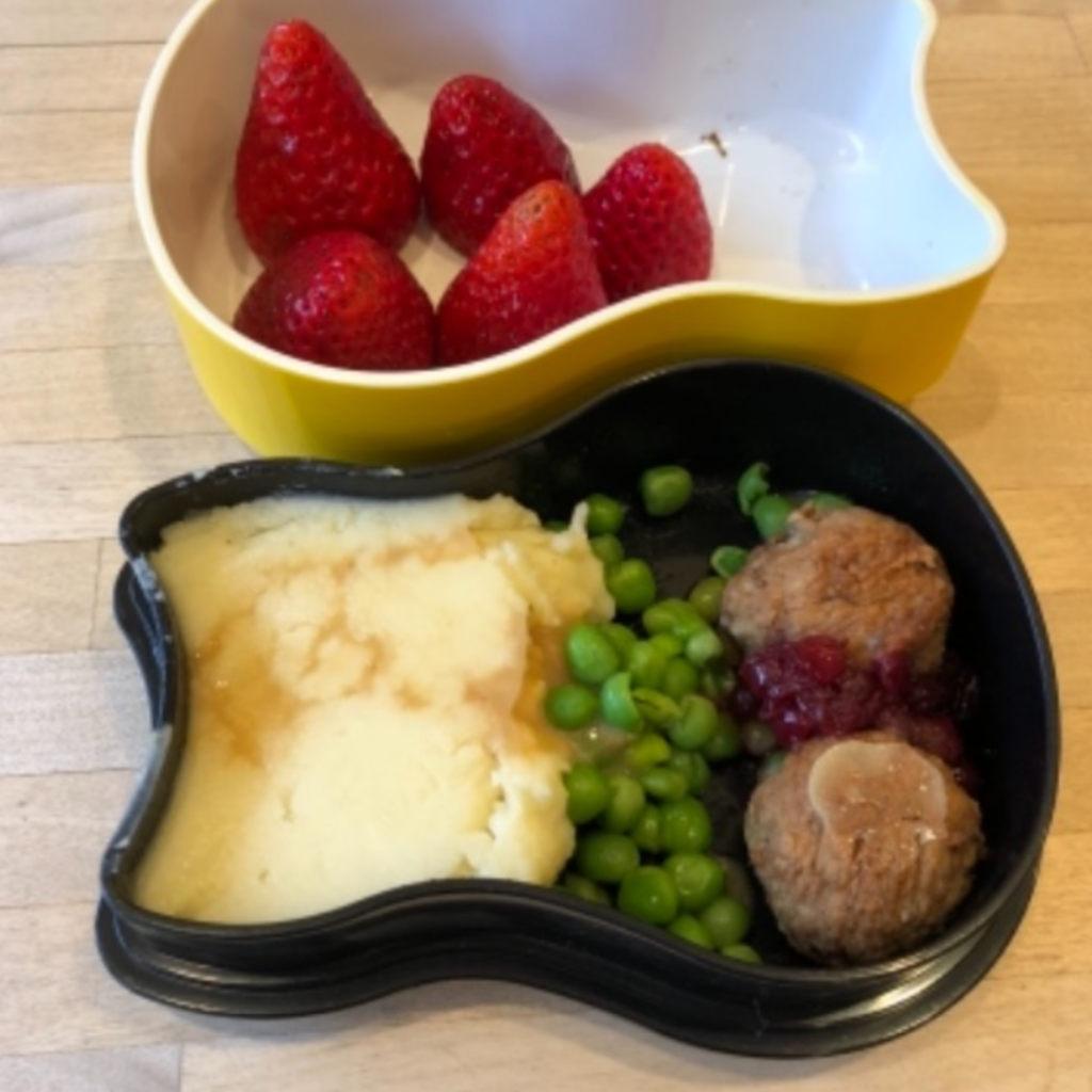 Kids Lunch idea with turkey. Mashed potatoes. Purée, with peas and Swedish meatballs. Teuko lunchbox community. Thanksgiving foods for kids. Thanksgiving lunch ideas for kids. Thanks giving lunchbox ideas for kids.