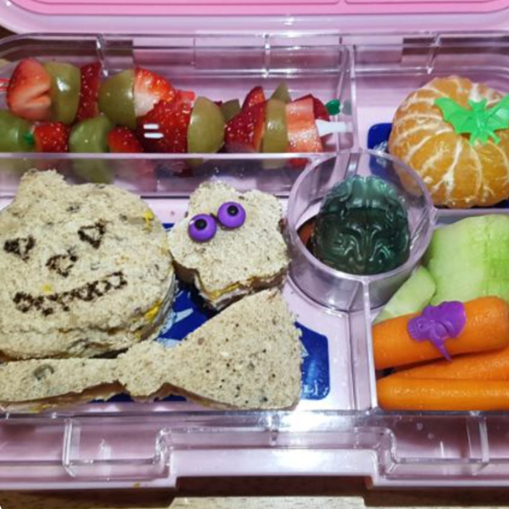 Halloween lunch box idea for kids. Jack-O'-Lantern sandwich. Teuko Lunchbox Community.