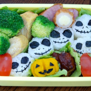 Halloween lunchbox idea for kids. Jack O Lantern with pumpkin and seaweed. Teuko Lunchbox Community.