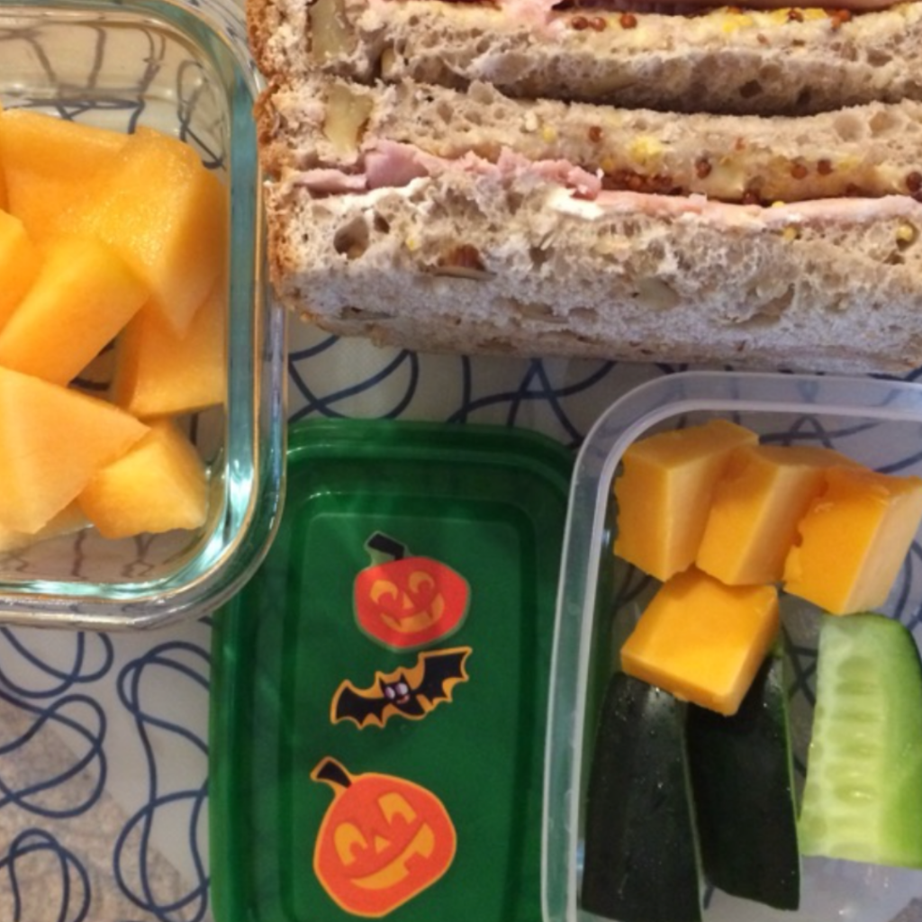 Halloween Lunchbox Idea for Kids. Bats and Jack O Lanterns stickers. Teuko Lunchbox Community.