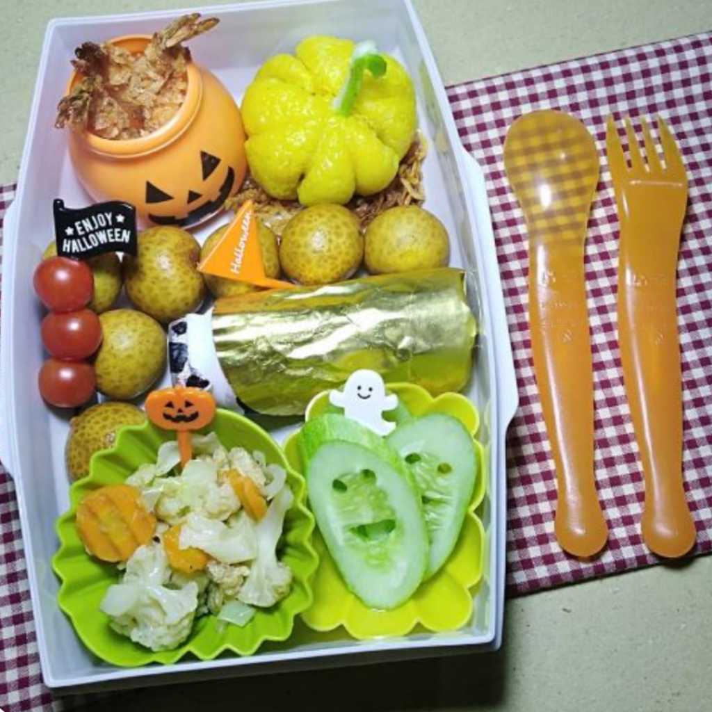 Halloween Lunchbox Idea for Kids. ghosts and Jack O Lanterns accessories. Teuko Lunchbox Community.