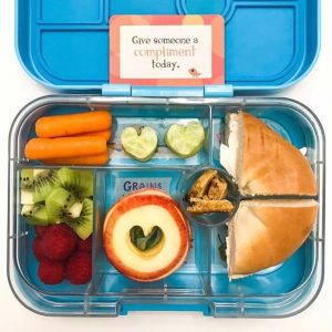 Apple slices with bagel school lunch idea