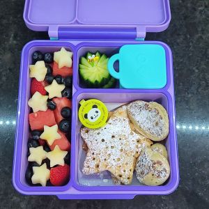 Apple breakfast-fo-lunch bento box is super fun to pack and to eat.