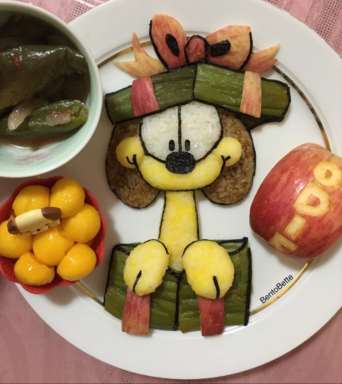 Odie as Christmas Present — lunchbox by BentoBette
